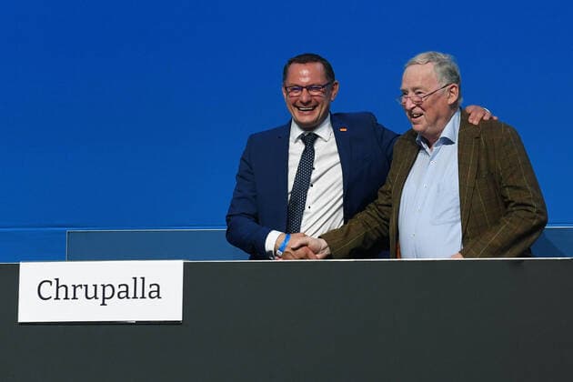 13. Bundesparteitag der Alternative für Deutschland am 18.06.2022 in der SACHSENarena in Riesa Dr. Alexander Gauland ( Ehrenvorsitzender AfD ), rechts - gratuliert Tino Chrupalla ( Bundessprecher AfD ), links *** 13 Federal Party Congress of the Alternative for Germany on 18 06 2022 in the SACHSENarena in Riesa Dr Alexander Gauland Honorary Chairman AfD , right congratulates Tino Chrupalla Federal Spokesman AfD , left xRx