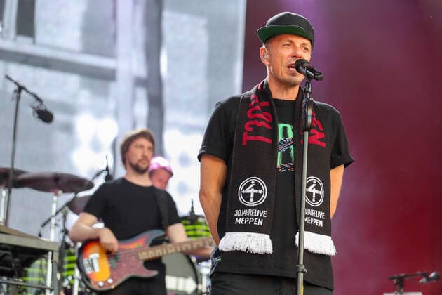 DIE FANTASTISCHEN VIER - 30 Jahre Live am 17.06.2022 in der Hänsch-Arena in Meppen Die Fantastischen Vier bei Ihrem Konzert in Meppen, hier Michael Michi Beck Foto: osnapix DIE FANTASTISCHEN VIER - 30 Jahre Live