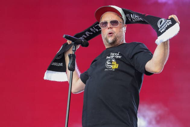 DIE FANTASTISCHEN VIER - 30 Jahre Live am 17.06.2022 in der Hänsch-Arena in Meppen Die Fantastischen Vier bei Ihrem Konzert in Meppen, hier hält Smudo einen Troy in Meppen Schal hoch Foto: osnapix DIE FANTASTISCHEN VIER - 30 Jahre Live