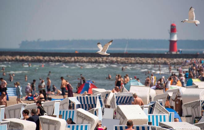 News Bilder des Tages Badegäste am Ostseestrand von Warnemünde. Rostock Warnemünde *** Bathers on the beach of the Baltic Sea in Warnemünde Rostock Warnemünde Copyright: FrankxHormannx xnordlicht