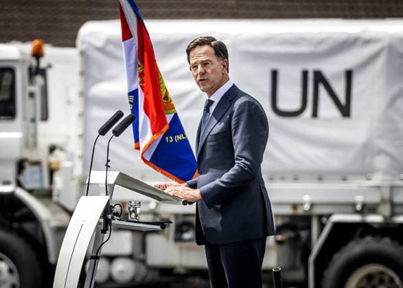 News Bilder des Tages 2022-06-18 14:15:06 ARNHEM - Prime Minister Mark Rutte gives a speech during a meeting of veterans of Dutchbat III in the Oranjekazerne in Schaarsbergen. The soldiers who had to guard the Bosnian enclave of Srebrenica in 1995 are being restored by the cabinet. ANP REMKO DE WAAL netherlands out - belgium out *** 2022 06 18 14 15 06 ARNHEM Prime Minister Mark Rutte gives a speech during a meeting of veterans of Dutchbat III in the Oranje Barracks in Schaarsbergen The soldiers who had to guard the Bosnian enclave of Srebrenica in 1995 are being restored by the cabinet ANP REMKO DE WAAL netherlands out belgium out  Copyright: xx x450593762x originalFilename: 450593762.jpg