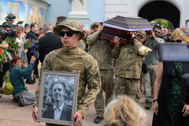 Bilder des Jahres 2022, News 06 Juni News Bilder des Tages KYIV, UKRAINE - JUNE 18, 2022 - A funeral procession of civil activist, 2014 Revolution of Dignity participant and serviceman of the 93rd Separate Kholodnyi Yar Mechanized Brigade Roman Ratushnyi, 24, who died fighting Russian invaders near Izium, Kharkiv Region, sets out from St Michael s Cathedral to Maidan Nezalezhnosti, Kyiv, capital of Ukraine. This photo cannot be distributed in the Russian Federation. Kyiv pays last respects to Ukrainian defender Roman Ratushnyi  Copyright: xEvgenxKotenkox