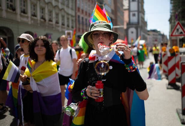 Christopher Street Day in Augsburg Am 18.6.2022 versammelten sich laut Polizei mindestens 3000 Menschen in Augsburg, um den Christopher Street Day ( CSD ) zu feiern und um für queere Sichtbarkeit und für queere Rechte zu demonstrieren. -- On June 18, 2022 according to police more than 3000 people joined the Christopher Street Day Pride in Augsburg, Germany to party and protest for queer visibility and for queer rights. Augsburg Bayern Deutschland Copyright: xAlexanderxPohlx