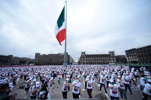 June 18, 2022, Mexico City, Mexico City, Mexico: June 18, 2022, Mexico City, Mexico: Participants during the massive boxing class in the Mexico City zocalo, where the new Guinness World Record was obtained with a total of 14,299 persons taking boxing class. on June 18, 2022 in Mexico City, Mexico. Mexico City Mexico - ZUMAe321 20220618_zia_e321_017 Copyright: xCarlosxTischlerx xEyepixxGroupx