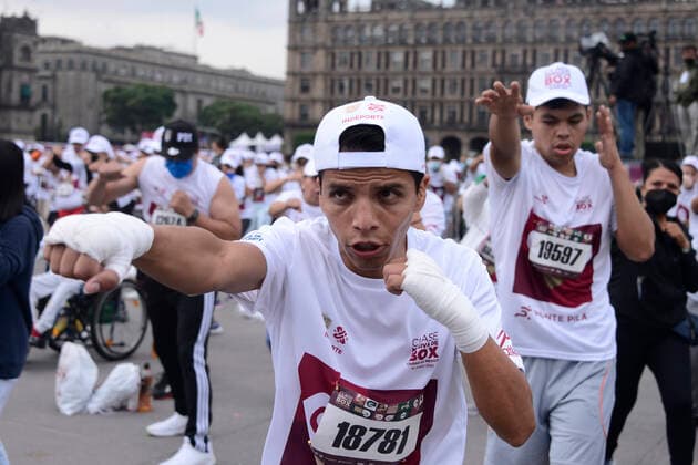 June 18, 2022, Mexico City, Mexico City, Mexico: June 18, 2022, Mexico City, Mexico: Participants during the massive boxing class in the Mexico City zocalo, where the new Guinness World Record was obtained with a total of 14,299 persons taking boxing class. on June 18, 2022 in Mexico City, Mexico. Mexico City Mexico - ZUMAe321 20220618_zia_e321_047 Copyright: xCarlosxTischlerx xEyepixxGroupx