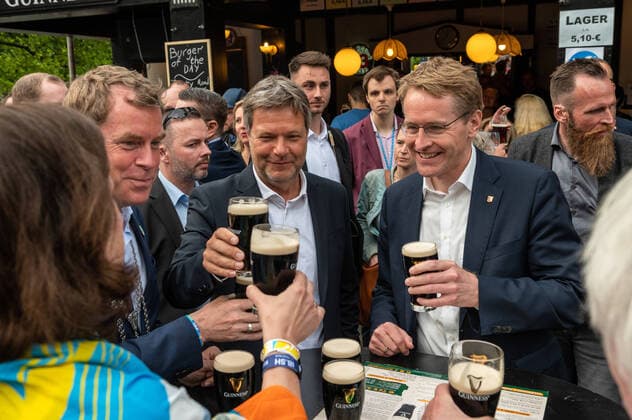 Bilder des Jahres 2022, News 06 Juni Entertainment Themen der Woche KW24 News Bilder des Tages Kiel, Deutschland, 18. Juni 2022, Die Kieler Woche 2022 ist eröffnet! Mit Ministerpräsident Daniel Günther (Glasen) und Bundeswirtschaftsminister Robert Habeck (Typhonsignel Leinen los) und weiteren prominenten Gästen und ca. 10.000 Besuchern fand die Eröffnung auf dem Rathausplatz statt. *** Kiel, Germany, 18 June 2022, The Kiel Week 2022 is opened With Prime Minister Daniel Günther Glasen and Federal Minister of Economics Robert Habeck Typhonsignel Leinen los and other prominent guests and about 10 000 visitors, the opening took place on the town hall square