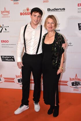 Justus Johanssen und seine Mutter Adrienne Friedländer bei der Verleihung vom Askania Award am 18.06.2022 in Berlin Askania Award 2022 in Berlin