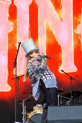 June 18, 2022, Newport, United Kingdom: British born creative artist and urban pop soloist Daisy Bertenshaw, aka Chinchilla, performing live on stage at the Isle of Wight Festival. Newport United Kingdom - ZUMAs197 20220618_zaa_s197_130 Copyright: xDawnxFletcher-Parkx