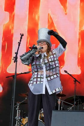 June 18, 2022, Newport, United Kingdom: British born creative artist and urban pop soloist Daisy Bertenshaw, aka Chinchilla, performing live on stage at the Isle of Wight Festival. Newport United Kingdom - ZUMAs197 20220618_zaa_s197_129 Copyright: xDawnxFletcher-Parkx