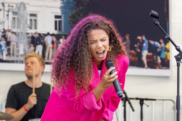 Die Bonner Sängerin Makeda bei ihrem Live Auftritt auf der Bühne im Park der Villa Hammerschmidt - Tag der offenen Tür in der Villa Hammerschmidt und dem Bundesministerium für Wirtschaftliche Zusammenarbeit und Entwicklung BMZ, ehemaliges Bundeskanzleramt in Bonn. 18.06.2022 Bonn Gronau NRW Deutschland