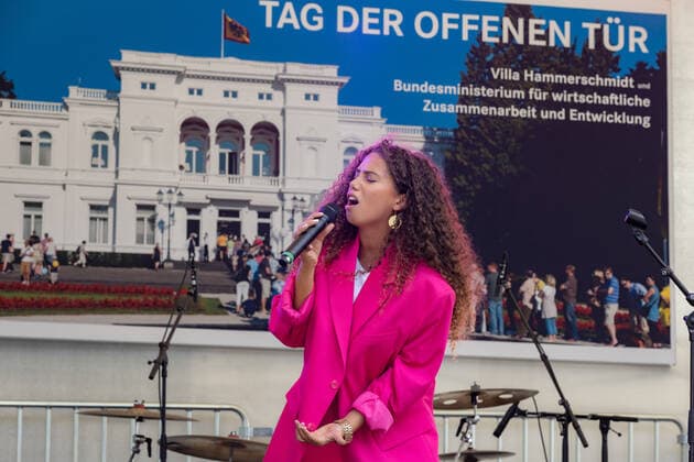 Entertainment Bilder des Tages Die Bonner Sängerin Makeda bei ihrem Live Auftritt auf der Bühne im Park der Villa Hammerschmidt - Tag der offenen Tür in der Villa Hammerschmidt und dem Bundesministerium für Wirtschaftliche Zusammenarbeit und Entwicklung BMZ, ehemaliges Bundeskanzleramt in Bonn. 18.06.2022 Bonn Gronau NRW Deutschland