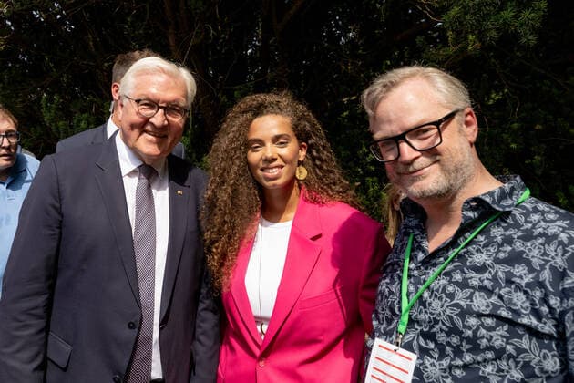 News Bilder des Tages Gruppenbild mit Bundespräsident Frank Walter Steinmeier zusammen mit der Bonner Sängerin Makeda und ihrem PR-Manager und Pressesprecher Thomas Lenz- Tag der offenen Tür in der Villa Hammerschmidt und dem Bundesministerium für Wirtschaftliche Zusammenarbeit und Entwicklung BMZ, ehemaliges Bundeskanzleramt in Bonn. 18.06.2022 Bonn Gronau NRW Deutschland *** Group picture with Federal President Frank Walter Steinmeier together with Bonn singer Makeda and her PR Manager and Press Spokesman Thomas Lenz Open Day at Villa Hammerschmidt and the Federal Ministry for Economic Cooperation and Development BMZ, former Federal Chancellery in Bonn 18 06 2022 Bonn Gronau NRW Germany