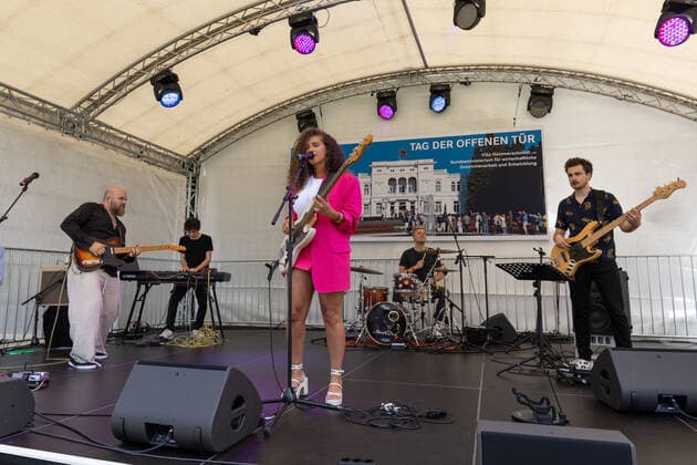Die Bonner Sängerin Makeda bei ihrem Live Auftritt auf der Bühne im Park der Villa Hammerschmidt - Tag der offenen Tür in der Villa Hammerschmidt und dem Bundesministerium für Wirtschaftliche Zusammenarbeit und Entwicklung BMZ, ehemaliges Bundeskanzleramt in Bonn. 18.06.2022 Bonn Gronau NRW Deutschland
