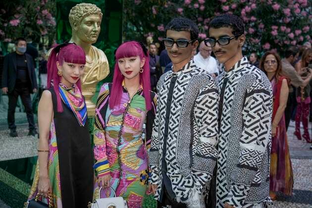 Entertainment Themen der Woche KW24 Entertainment Bilder des Tages Milan, Milan Fashion Week, men s spring summer 2023. Milan, Men s fashion, spring summer 2023.VERSACE fashion show front raw Pictured: Amy and Aya Suzuki with Mohammed Habdan and Humaid Habdan  Copyright: xRiccardoxGiordanox xipa-agency.nx xModaxMilanox