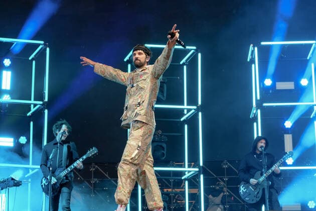 June 18, 2022, Newport, Isle of Wight, United Kingdom: British singer songwriter and guitarist Sergio Pizzorno, front man British indie rock band Kasabian, winners of the 2010 and 2014 Q Awards Best Act in the World Today performing live on stage at the Isle of Wight Festival, Seaclose Park. Newport United Kingdom - ZUMAs197 20220618_zaa_s197_228 Copyright: xDawnxFletcher-Parkx