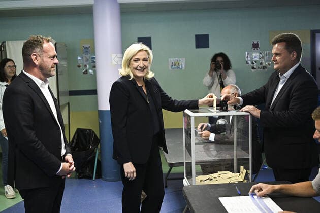 News Bilder des Tages Marine Le Pen se rend aux Urnes et vote pour le second Tour des elections Legislatives de 2022 accompagnee de Steve Briois - Maire d Henin Beaumont NEWS : Vote de Marine Le Pen - Second Tour des elections Legislatives - Henin Beaumont JBAutissier Panoramic 