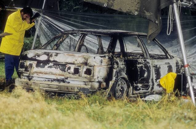 Polizistenmord von Holzminden, 1991 10 91 az Der ausgebrannte zivile Streifenwagen der ermordeten Polizisten Lorkowski und Wilkending auf dem Truppenübungsplatz Senne im Oktober 1991 Deutschland deutsch deutsche deutscher Mann Mord Mordfall Mordfälle Polizistenmorde Holzminden Brüder Ludwig Manfred Dietmar Polizei Spurensuche Spurensicherung im Einsatz Polizist Polizisten Polizeiobermeister Andreas Wilkending Jörg Lorkowski ermordet quer ganz draußen *** Police murder of Holzminden, 1991 10 91 az The burned out civilian patrol car of the murdered policemen Lorkowski and Wilkending on the military training area Senne in October 1991 Germany German German man murder homicide murder cases police murders Holzminden brothers Ludwig Manfred