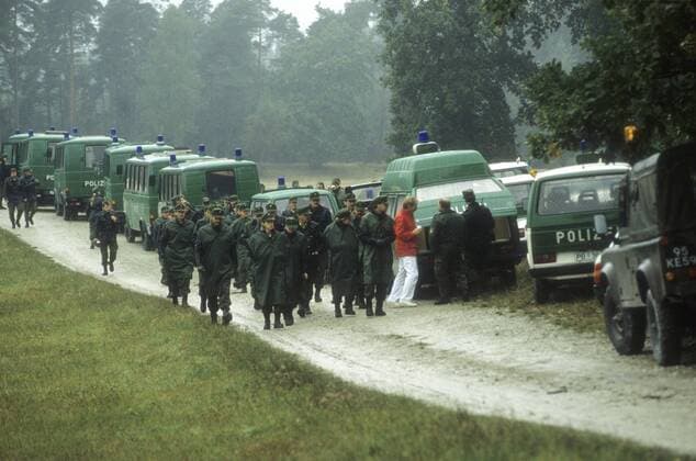 Polizistenmord von Holzminden, 1991 10 91 az Mehrere Hundertschaften der Polizei suchen nach den ermordeten Polizisten im Oktober 1991 Deutschland deutsch deutsche deutscher Mann Mord Mordfall Mordfälle Polizistenmorde Holzminden Brüder Ludwig Manfred Dietmar Polizei Spurensuche im Einsatz Polizist Polizisten Polizeiobermeister Andreas Wilkending Jörg Lorkowski ermordet quer ganz draußen *** Police murder of Holzminden, 1991 10 91 az Several hundreds of police search for the murdered policemen in October 1991 Germany German German man murder murder cases police murders Holzminden brothers Ludwig Manfred Dietmar police search for clues in the field policeman police sergeant Andreas Wilkending Jörg Lorkowski murdered across all outside