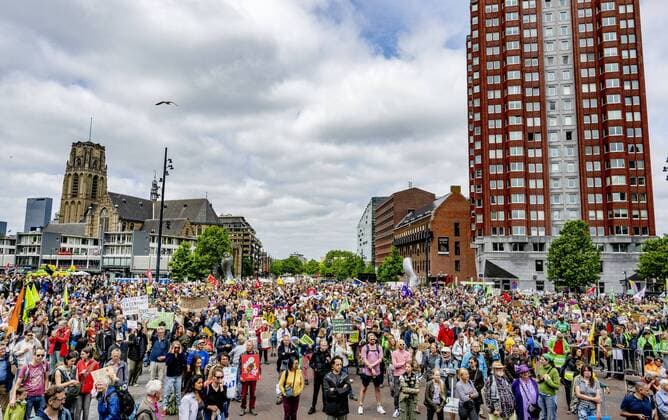 2022-06-19 13:15:57 ROTTERDAM - Participants in the climate march gather on the Binnenrotte square in front of the Markthal Rotterdam. With the march, the protesters spoke out against fossil fuels and the war in Ukraine. ANP ROBIN UTRECHT netherlands out - belgium out *** 2022 06 19 13 15 57 ROTTERDAM Participants in the climate march gather on the Binnenrotte square in front of the Markthal Rotterdam With the march, the protesters spoke out against fossil fuels and the war in Ukraine ANP ROBIN UTRECHT netherlands out belgium out  Copyright: xx x450637691x originalFilename: 450637691.jpg
