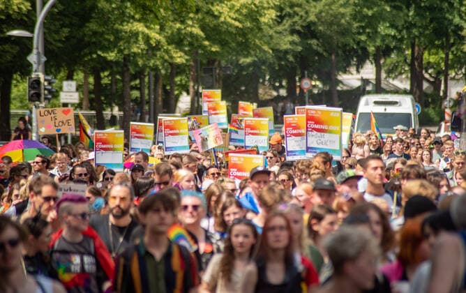 Oldenburg CSD Nordwest in Oldenburg, 18.06.2022 Rund 9.000 Personen demonstrierten im Rahmen des Christopher-Street-Day in Oldenburg für sexuelle und geschlechtliche Vielfalt. CSD Nordwest in Oldenburg, 18.06.2022 *** Oldenburg CSD Northwest in Oldenburg, 18 06 2022 Around 9,000 people demonstrated for sexual and gender diversity during Christopher Street Day in Oldenburg CSD Northwest in Oldenburg, 18 06 2022 Copyright: xFabianxSteffens Eibner-Pressefotx EP_FSS