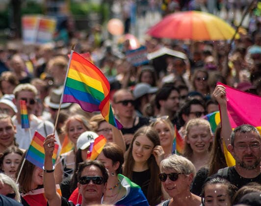 News Bilder des Tages Oldenburg CSD Nordwest in Oldenburg, 18.06.2022 Rund 9.000 Personen demonstrierten im Rahmen des Christopher-Street-Day in Oldenburg für sexuelle und geschlechtliche Vielfalt. CSD Nordwest in Oldenburg, 18.06.2022 *** Oldenburg CSD Northwest in Oldenburg, 18 06 2022 Around 9,000 people demonstrated for sexual and gender diversity during Christopher Street Day in Oldenburg CSD Northwest in Oldenburg, 18 06 2022 Copyright: xFabianxSteffens Eibner-Pressefotx EP_FSS