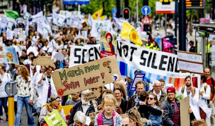 2022-06-19 15:28:59 ROTTERDAM - Participants during the climate march. With the march, the protesters spoke out against fossil fuels and the war in Ukraine. ANP ROBIN UTRECHT netherlands out - belgium out *** 2022 06 19 15 28 59 ROTTERDAM Participants during the climate march With the march, the protesters spoke out against fossil fuels and the war in Ukraine ANP ROBIN UTRECHT netherlands out belgium out  Copyright: xx x450643980x originalFilename: 450643980.jpg