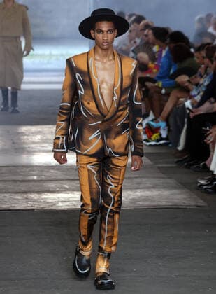 June 19, 2022, MILAN, ITALY: Model presents creation from the Spring Summer 2023 menswear collection by Moschino during the Milan Men s Fashion Week, in Milan, Italy, 19 June 2022. The Milano Moda Uomo displays Spring Summer 2023 collections and runs from 17 to 21 June. .ANSA MATTEO BAZZI MILAN ITALY - ZUMAa110 20220619_zaf_a110_027 Copyright: xMatteoxBazzix