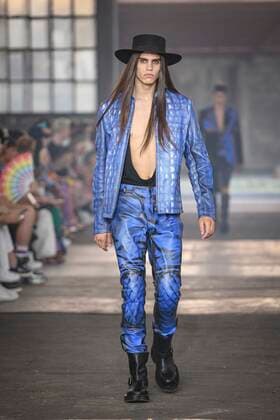 Milan, Milan Fashion Week, men s spring summer 2023. Milan, Men s fashion, spring summer 2023. MOSCHINO fashion show catwalk Pictured: model  Copyright: xBlufotox xipa-agency.netx xModaxMilanox