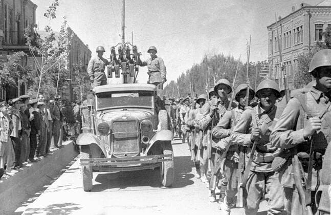 WWII IRAN TABRIZ SOVIET TROOPS 61676 17.09.1941 Soviet troops entering the city of Tabriz Dmitrij Sputnik Iran  Copyright: xDmitrijx