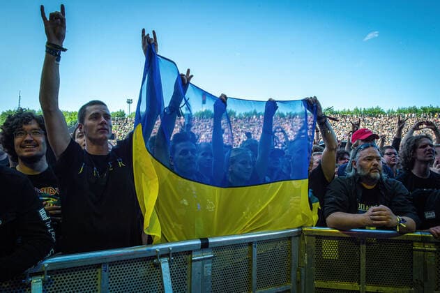 Jinjer live at Copenhell 2022, Copenhagen, Denmark Copenhagen, Denmark. 18th, June 2022. Festival goers seend with the flag of Ukraine at a live concert with the Ukrainian heavy metal band Jinjer at Danish heavy metal festival Copenhell 2022. Copenhagen Denmark  Copyright: xGonzalesxPhoto SebastianxDammarkx