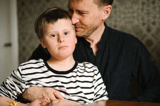 IMAGO Creative: Vaterschaft Portrait of boy having down syndrome with father at home Sweden, Gothenburg, model released, property released Copyright: xMaskotx , MA93770