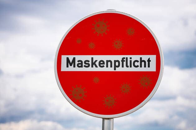 Schild mit der Aufschrift Maskenpflicht, Pflicht zum Tragen einer medizinischen Schutzmaske, Mund Nasen Schutz FOTOMONTAGE