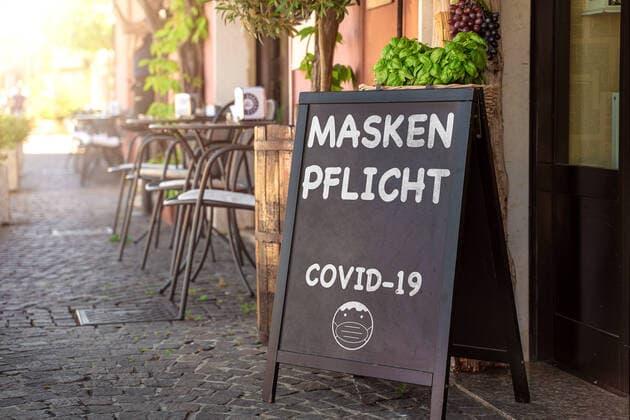 Schild vor dem Eingang eines Restaurant oder Geschäft mit der Aufschrift Maskenpflicht, Pflicht zum Tragen einer medizinischen Schutzmaske, Mund Nasen Schutz FOTOMONTAGE
