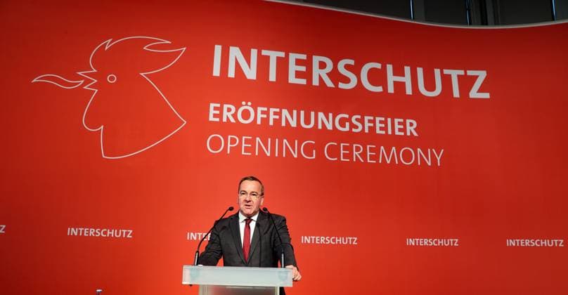 niedersachsen, Hannover, Feuerwehrmesse Interschutz beginnt in Hannover, Mehr als 1300 Aussteller aus 50 verschiedenen Ländern zeigen ab Montag auf der Interschutz in Hannover, der größten Messe für Feuerwehr und Rettungswesen, neue Fahrzeuge und Ausrüstungen. In diesem Jahr liegt ein Hauptaugenmerk auf Konzepten für den Katastrophen- und Bevölkerungsschutz. Innenminister Boris Pistorius eröffnet die Interschutz, *** Lower Saxony, Hanover, fire fair Interschutz begins in Hanover, More than 1300 exhibitors from 50 different countries show from Monday at the Interschutz in Hanover, the largest trade fair for fire and rescue, new vehicles and equipment This year, a main focus is on concepts for disasters and civil protection Interior
