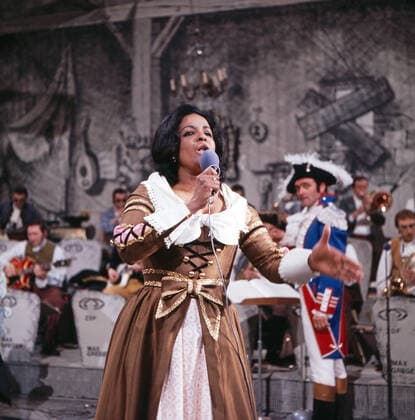 VERGISSMEINNICHT Vergißmeinnicht, ZDF Spielshow, Deutschland, 1970, im Bild: Gaststar: Mona Baptiste mit der Max Greger Bigband. Vergissmeinnicht, TV game show, Germany, 1970, on the photo: guest star Mona Baptiste and the Max Greger Big band., Deutschland Copyright: ArthurxGrimm UnitedArchives82007823 EDITORIAL USE ONLY