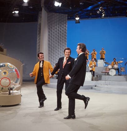 DREI MAL NEUN Drei mal Neun, ZDF Quizshow, Deutschland, 1971, im Bild: Bandleader Max Greger, Showmaster Wim Thoelke und Showgast Peter Alexander bei einer heiteren Showdarbietung. Drei mal Neun, TV quiz show, Germany, 1971, on the photo: Bandleader Max Greger, presenter Wim Thoelke and show guest Peter Alexander with a cheerful show performance., Deutschland Copyright: ArthurxGrimm UnitedArchives82007881 EDITORIAL USE ONLY