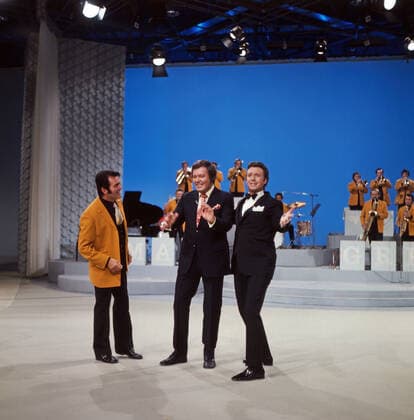 DREI MAL NEUN Drei mal Neun, ZDF Quizshow, Deutschland, 1971, im Bild: Bandleader Max Greger, Showmaster Wim Thoelke und Showgast Peter Alexander bei einer heiteren Showdarbietung. Drei mal Neun, TV quiz show, Germany, 1971, on the photo: Bandleader Max Greger, presenter Wim Thoelke and show guest Peter Alexander with a cheerful show performance., Deutschland Copyright: ArthurxGrimm UnitedArchives82007883 EDITORIAL USE ONLY