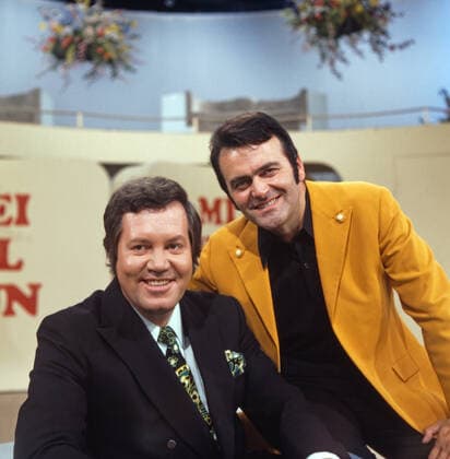 DREI MAL NEUN Drei mal Neun, ZDF Quizshow, Deutschland, 1971, im Bild: Showmaster Wim Thoelke mit Bandleader Max Greger. Drei mal Neun, TV quiz show, Germany, 1971, on the photo: presenter Wim Thoelke with Max Greger., Deutschland Copyright: ArthurxGrimm UnitedArchives82007918 EDITORIAL USE ONLY