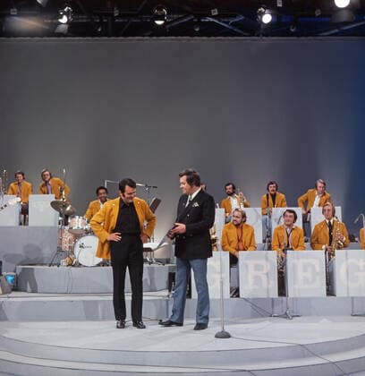 DREI MAL NEUN Drei mal Neun, ZDF Quizshow, Deutschland, 1971, im Bild: Max Greger mit Bigband und Showmaster Wim Thoelke. Drei mal Neun, TV quiz show, Germany, 1971, on the photo: Band leader Max Greger with his Big band and presenter Wim Thoelke., Deutschland Copyright: ArthurxGrimm UnitedArchives82007920 EDITORIAL USE ONLY