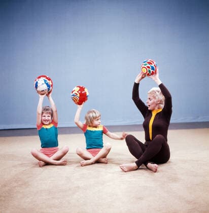 Turn mit! Turn mit!, Gymnastik Serie, Deutschland 1972, Vorturnerin Bärbel Vitt mit den Kindern Kathrin und Jan-Christoph bei einer Übung mit dem Ball, Deutschland Copyright: ArthurxGrimm UnitedArchives82007987 EDITORIAL USE ONLY