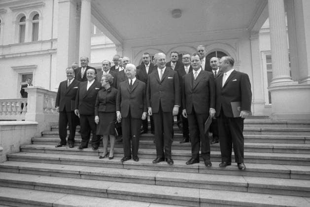 Bundeskanzler Kurt Georg KIESINGER, CDU, Vordere Reihe 3.v.r. posiert mit seinem Kabinett auf den Stufen der Villa Hammerschmidt in Bonn, nach der Ernennung durch Bundespraesident Heinrich LUEBKE, (vordere Reihe Mitte), vordere Reihe 2.v.r.: Willy BRANDT, SPD, Vizekanzler, hintere Reihe 4.v.r.: Franz-Josef STRAUSS, Finanzminister, vordere Reihe 3.v.l. Gesundheitsministerin Kaete STROBEL, 01.12.1966 in Bonn; Schwarzweissaufnahme; *** Federal Chancellor Kurt Georg KIESINGER, CDU, front row 3 v r poses with his cabinet on the steps of the Villa Hammerschmidt in Bonn, after the appointment by Federal President Heinrich LUEBKE, front row center , front row 2 v r Willy BRANDT, SPD, Vice Chancellor, back row 4 v r Franz Josef STRAUSS, Minister o
