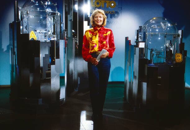 Elke Kast, deutsche Fernsehansagerin, im Studio vom Mittwochslotto des ZDF in Mainz, Deutschland um 1988. Copyright: HartwigxValdmanis Nur redaktionelle Nutzung. Editorial usage only. UnitedArchivesVAL_720000804