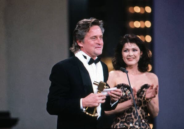 Michael Douglas, amerikanischer Schauspieler, daneben Anja Kruse, bei der Verleihung der Goldenen Kamera in Berlin, Deutschland 1990. Copyright: HartwigxValdmanis Nur redaktionelle Nutzung. Editorial usage only. UnitedArchivesVAL_720000827