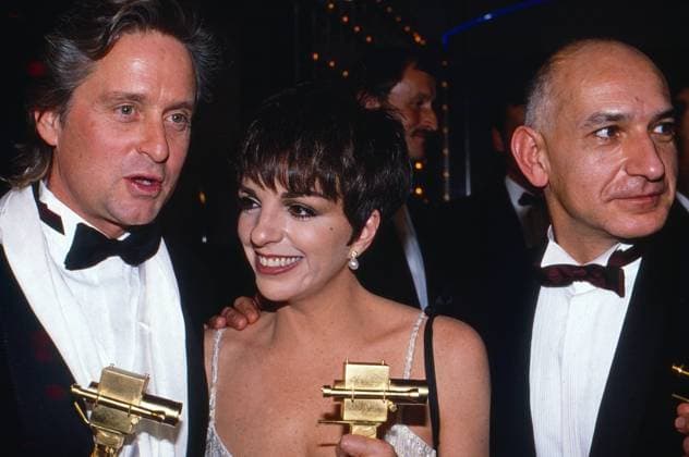 Michael Douglas, amerikanischer Schauspieler, mit Kollegin Liza Minelli und Ben Kingsley bei der Verleihung der Goldenen Kamera in Berlin, Deutschland 1990. Copyright: HartwigxValdmanis Nur redaktionelle Nutzung. Editorial usage only. UnitedArchivesVAL_720000833