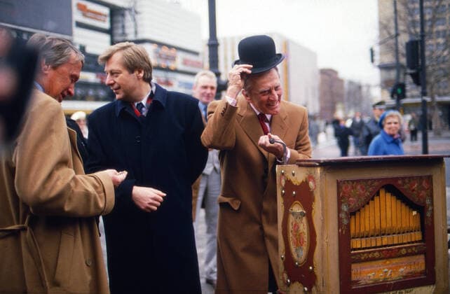 Kirk Douglas, amerikanischer Schauspieler, spaziert mit Bürgermeister Eberhard Diepgen über den Kurfürstendamm in Berlin und gibt sich als Leierkastenmann, Deutschland 1989. Copyright: HartwigxValdmanis Nur redaktionelle Nutzung. Editorial usage only. UnitedArchivesVAL_720000840