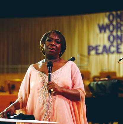 SARAH VAUGHAN Sarah Vaughan, amerikanische Sängerin und bedeutende Jazz Vokalistin, Konzertauftritt: One World One Peace in der Tonhalle in Düsseldorf, Deutschland, 1984. Sarah Vaughan, American singer and important jazz vocalist, Concert performance: One World One Peace at the Tonhalle in Düsseldorf, Germany, 1984., Düsseldorf Deutschland Copyright: kpa UnitedArchives55023943 EDITORIAL USE ONLY