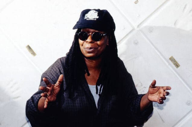 WHOOPI GOLDBERG Whoopie Goldberg, amerikanische Schauspielerin, Sängerin und Komödiantin, Portraitaufnahme in Deutschland, 1997. Whoopi Goldberg, American actress, comedian and singer, portrait shot in Germany, 1997., Deutschland Copyright: kpa UnitedArchives55041710 EDITORIAL USE ONLY
