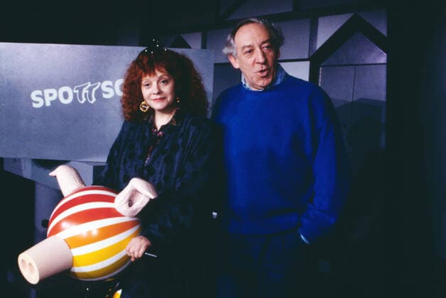SPOTTSCHAU Spottschau, SAT 1 Show, Satire und politisches Kabarett, Moderator: Dieter Hallervorden, als Gast: Schauspielerin, Billie Zöckler, Deutschland, 1992. Spottschau, TV show, Satire and political cabaret, presented by Dieter Hallervorden, as a guest in the show: actress Billie Zoeckler, Germany, 1992., Deutschland Copyright: kpa UnitedArchives55041716 EDITORIAL USE ONLY