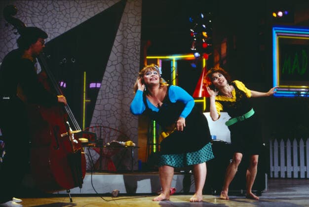 MENSCH MEIER Mensch Meier, ARD Spielshow, Deutschland, 1987, Showauftritt der Schweizer Musikgruppe Mad Dodo mit Bassist Bruno Brandenberger, Komödiantin und Sängerin Dodo Hug, Sängerin Dominique Brod. Mensch Meier, TV show, German, 1987, performance of the Swiss music group Mad Dodo with bassist Bruno Brandenberger, comedian and singer Dodo Hug, singer Dominique Brod., Deutschland Copyright: kpa UnitedArchives55041869 EDITORIAL USE ONLY
