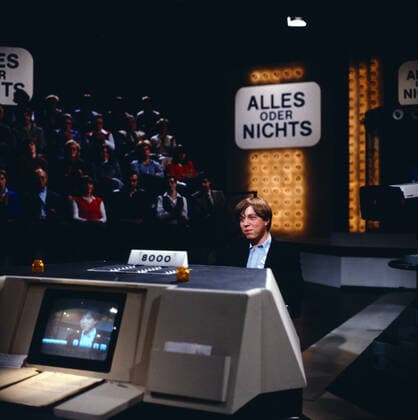 ALLES ODER NICHTS Alles oder Nichts, ARD Quizsendung, Deutschland, 1981, im Bild: Quizkandidat Andreas Zoglowek, Wissensgebiet: Beatles. Alles oder nichts, TV quiz, Germany, 1981, on the picture: quiz canidat Andreas Zoglowek, speciality: Beatles., Deutschland Copyright: kpa UnitedArchives55041913 EDITORIAL USE ONLY